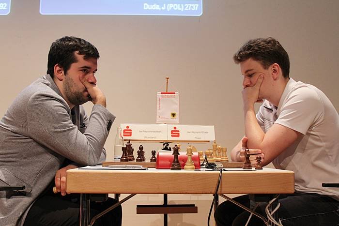 ChessifyMe's tweet photo. Ian Nepomniachtchi maintains his sole lead in #DoChess after saving a critical game against Jan-Krzysztof Duda. 
#chess #grandmaster #news 

Photo: https://t.co/7ucw0UEXgE https://t.co/tKR7HS6WvU