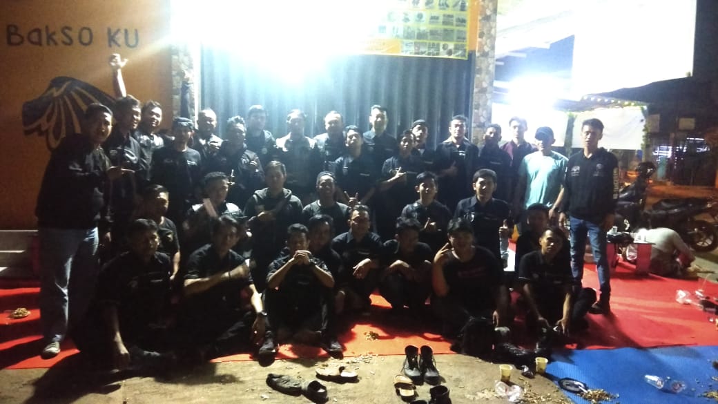 Sesi foto bareng <a href="/VRidersDepok/">V-Riders Depok</a>