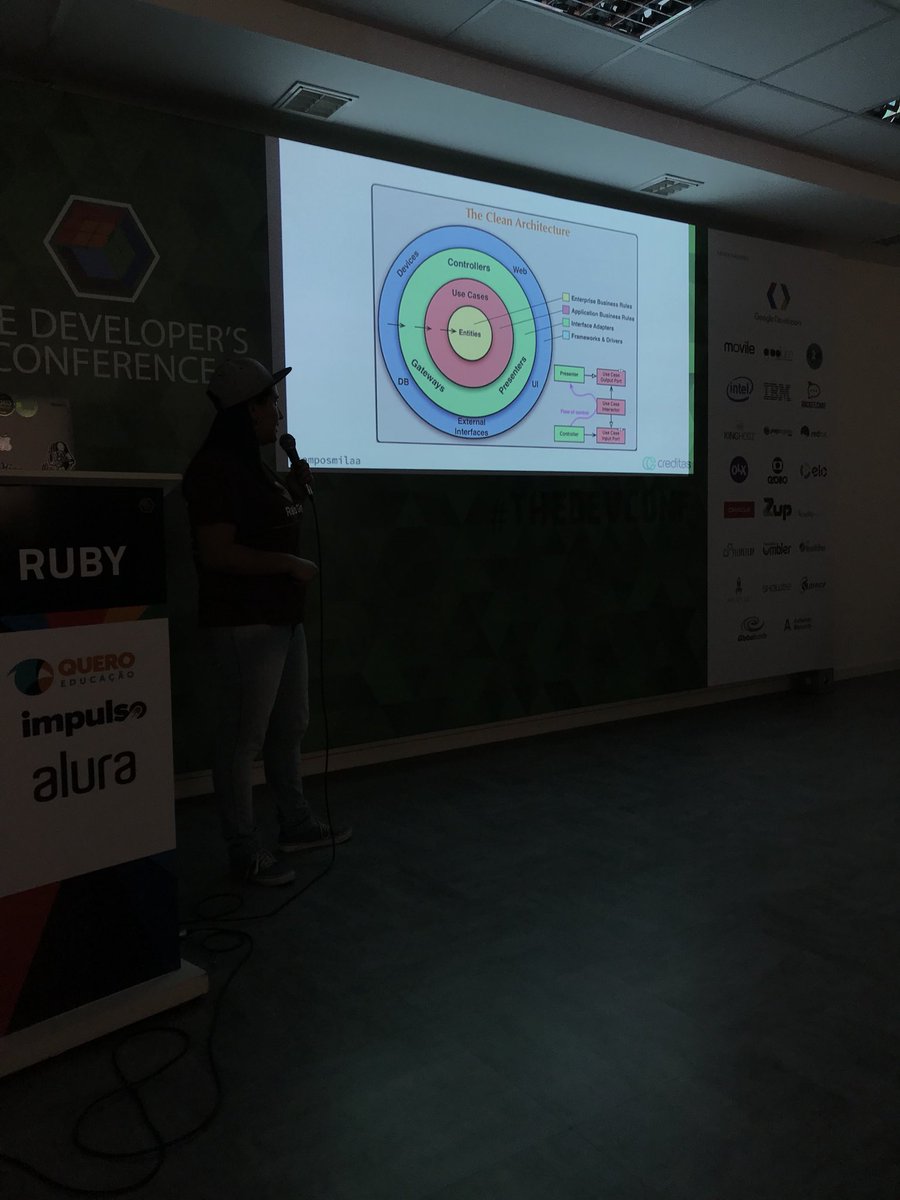 patyziita_'s tweet image. @camposmilaa mandando ver sobre arquitetura hexagonal, palestra de conteúdo muito foda!! #tdcruby2018 #TheDevConf