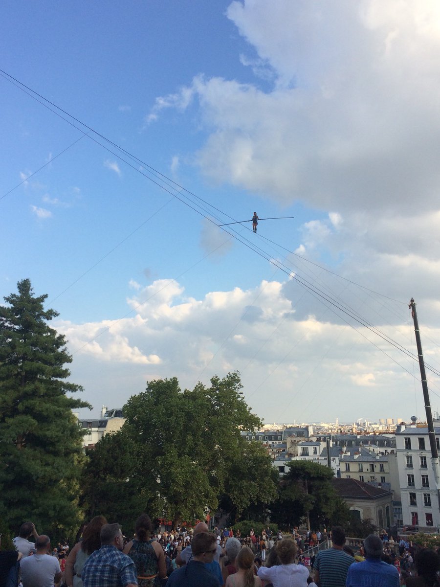 BrunoJulliard's tweet photo. La funambule Tatiana-Mosio Bongonga et l’@orchambreparis offrent aux Parisiens une performance aérienne et musicale dans les escaliers de Montmartre. Spectaculaire et magnifique ! #parisl’été #18eme https://t.co/pkE913FgDq