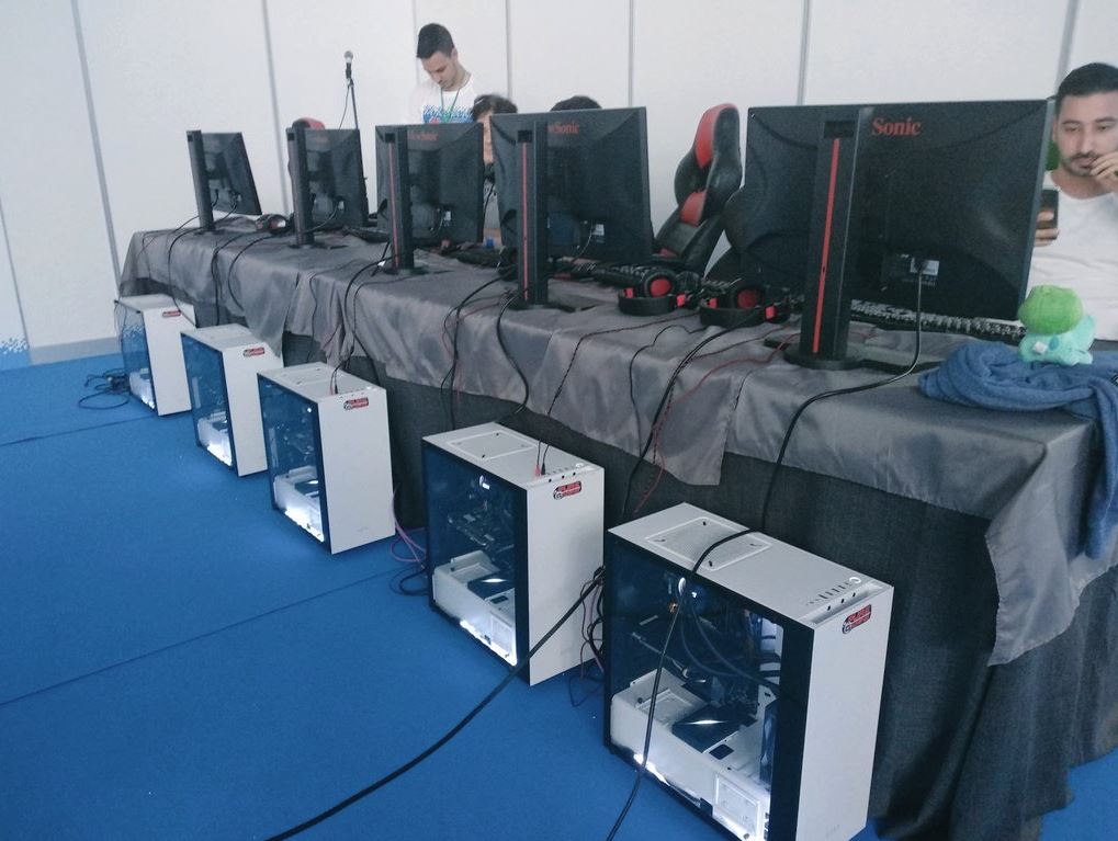 ViewSonicES's tweet photo. Menudos torneos que hemos vivido hoy gracias a @gamefieldES en @FanekaGaming . Como hemos tenido los nervios... ¡Diversión y emoción! Todos los jugadores coinciden, los monitores #Gaming de #Viewsonic son next level.😁😁 https://t.co/DTvFew49Sx