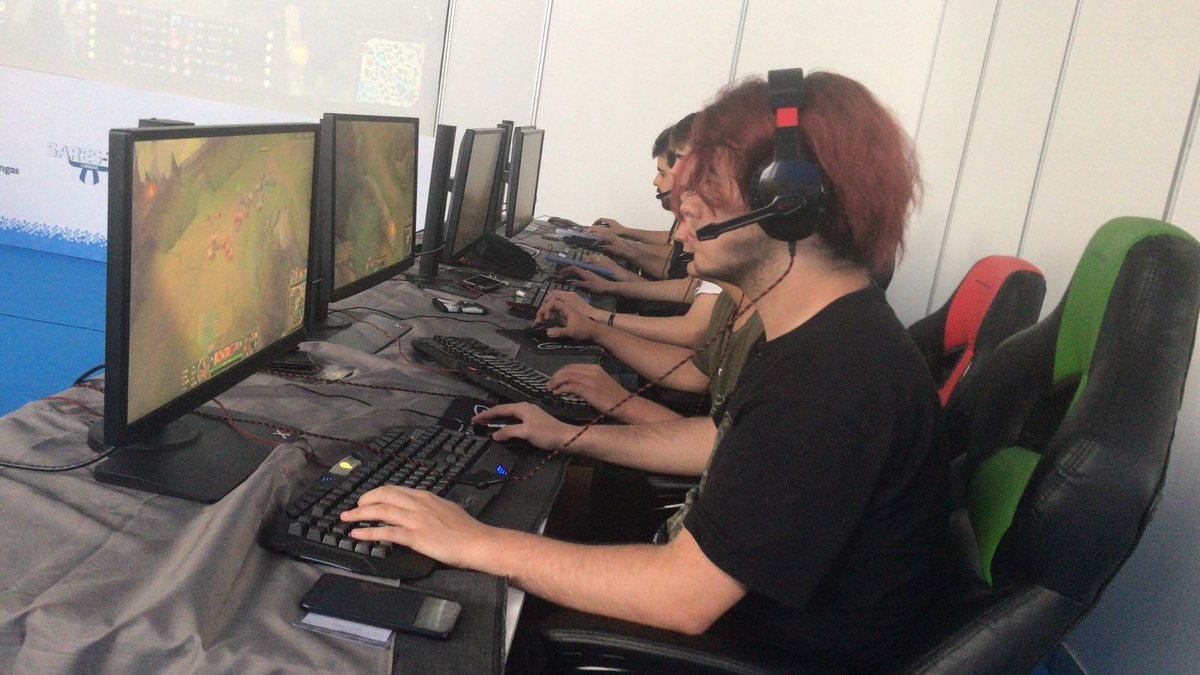 ViewSonicES's tweet photo. Menudos torneos que hemos vivido hoy gracias a @gamefieldES en @FanekaGaming . Como hemos tenido los nervios... ¡Diversión y emoción! Todos los jugadores coinciden, los monitores #Gaming de #Viewsonic son next level.😁😁 https://t.co/DTvFew49Sx