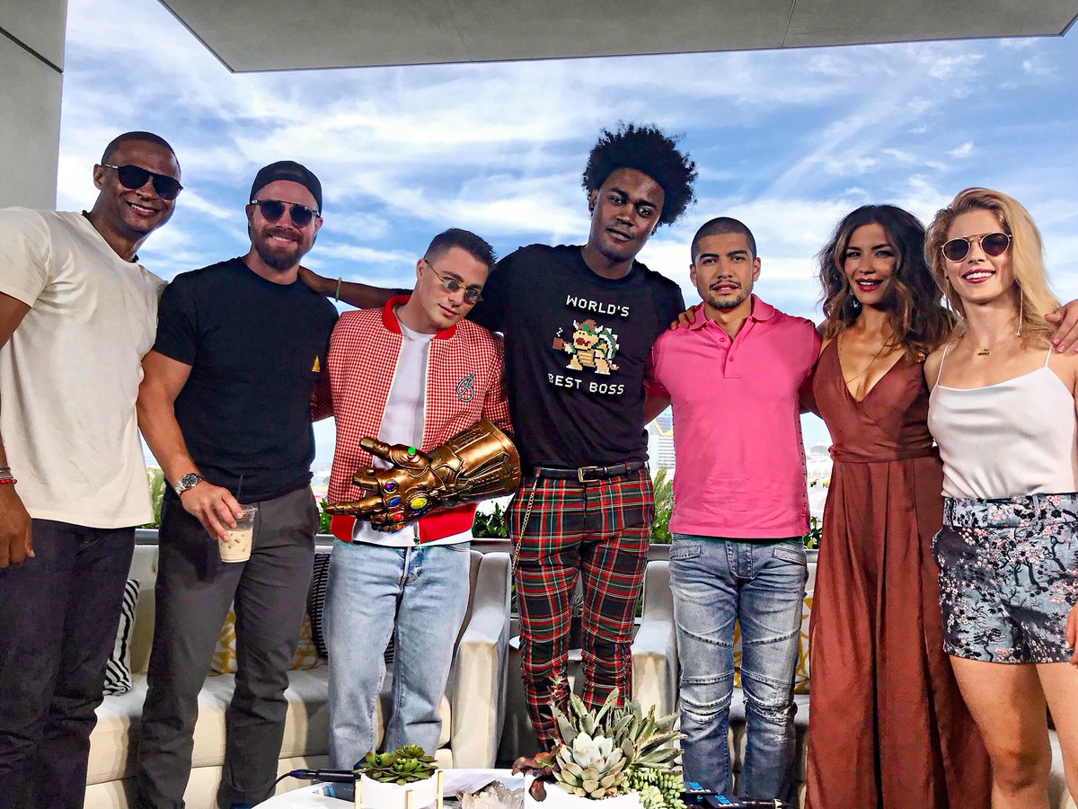 JulianaHarkavy's tweet photo. Fam! 💥 #SDCC2018 #Arrow https://t.co/YfcNRBKb0e