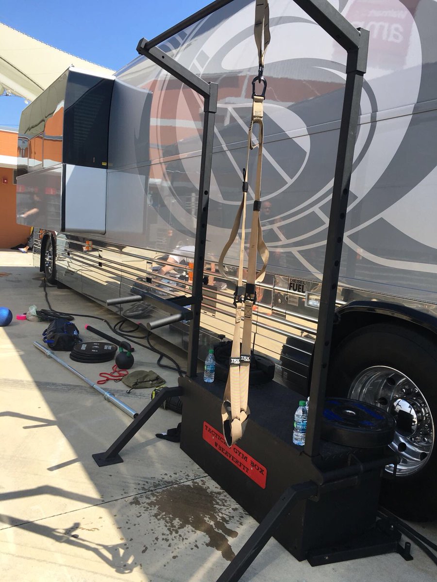 NiallOfficial's tweet photo. Nice one @BeaverFit @BeaverFitUSA  for sorting us out for the road . https://t.co/Fgb1hCpZKu