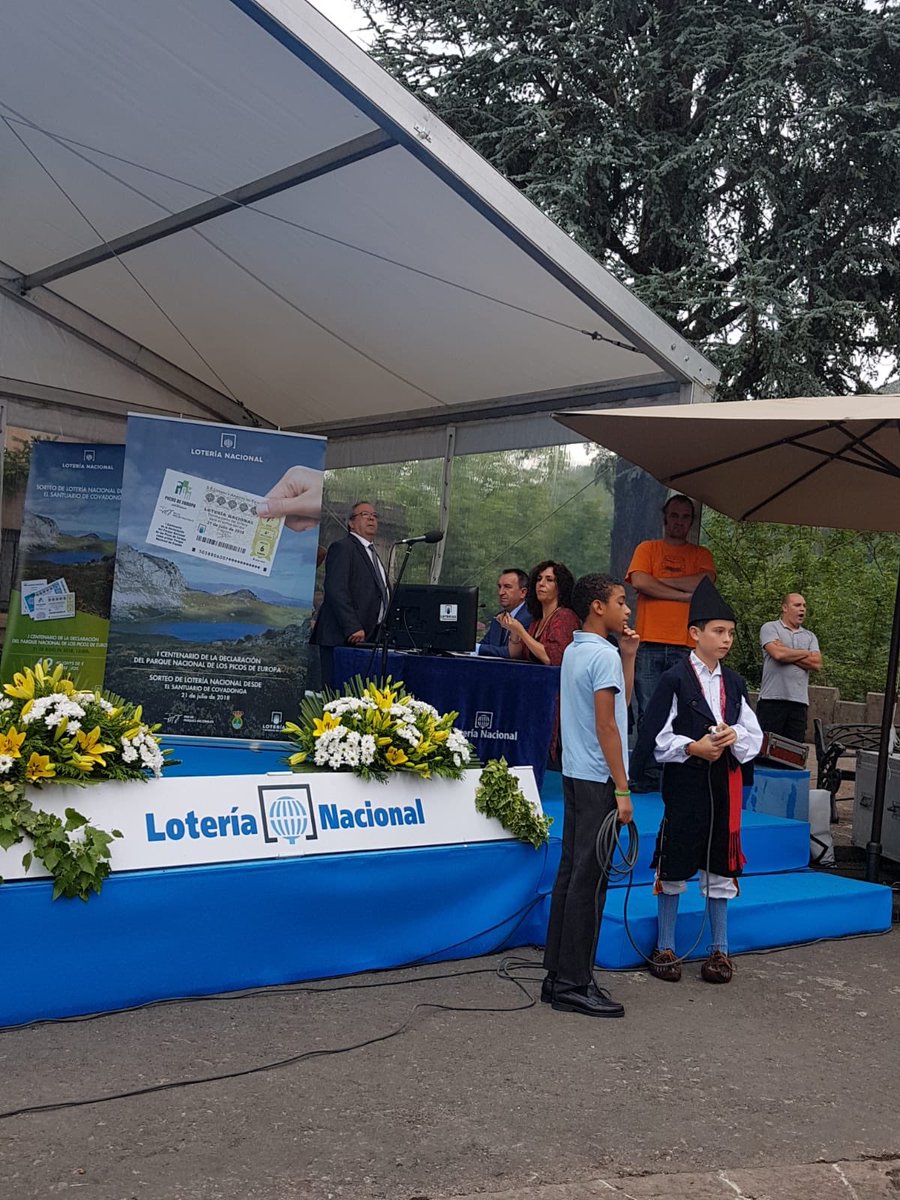 Crios de la Escuela del Club  Cangas de Onis Atletismo participando, sacando las bolas, en el sorteo de la lotería nacional que se celebró hoy en Covadonga.