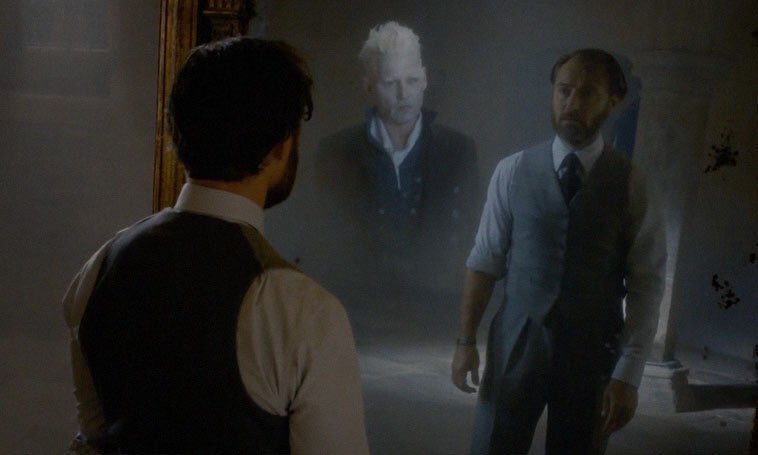 carade_lesma's tweet photo. – O que é que o senhor vê quando se olha no espelho?
– Eu? Eu me vejo segurando um par de grossas meias de lã. #AnimaisFantasticos #FantasticBeasts #TrailerOsCrimesDeGrindelwald https://t.co/wJda4hTcr5