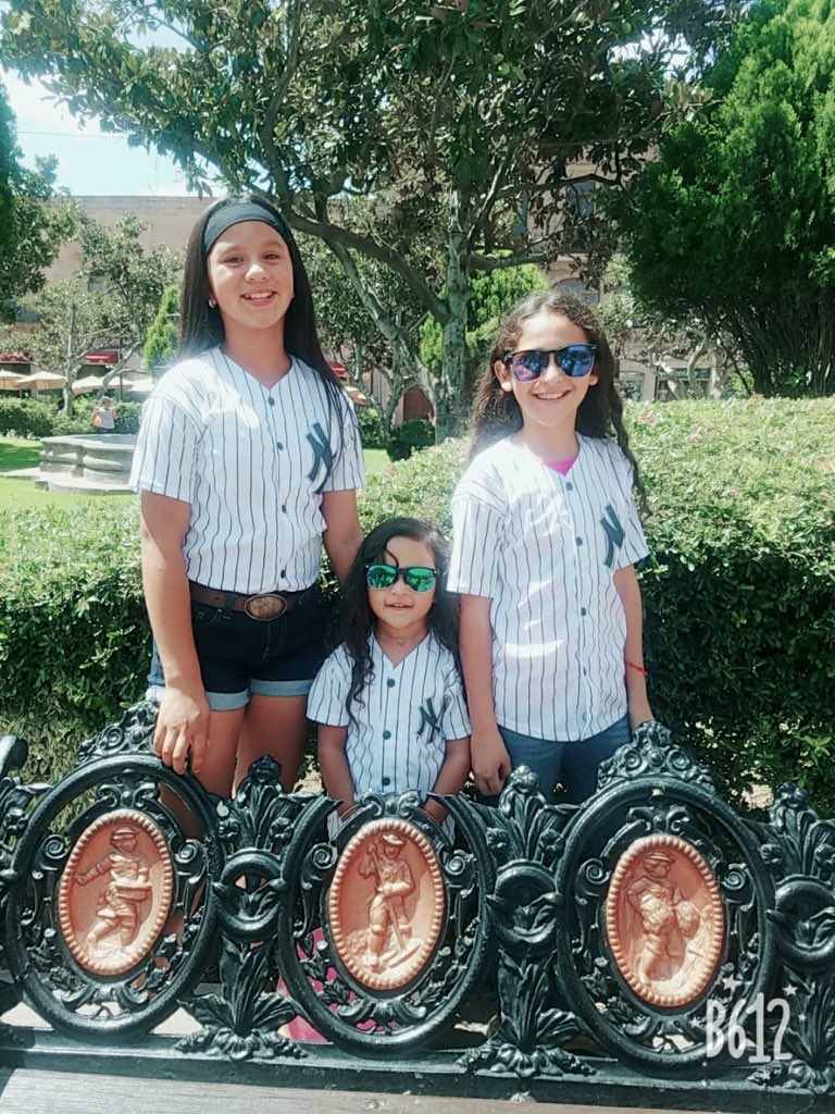 Lizzbethhdz10's tweet photo. Valeria,Natalia y Melanie apoyando a los yankees desde San Luis potosi🤗
#conectatedehit https://t.co/oD5rAcMDIt