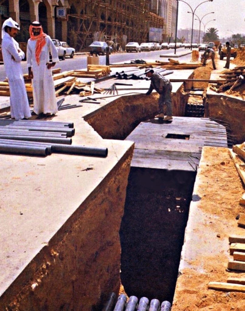 ibharbi's tweet photo. شاهد طريقة قص الأسفلت والاتقان في العمل عندما كانت الشركات الكوريه واليابانيه والامريكيه تنفذ مشاريعنا قبل ان يستلمها شلة طوني وابو شكيب وحسني زلاطه
#السعوديه_للسعوديين
#السعوديه_اولا https://t.co/xOzsEfPAH3
