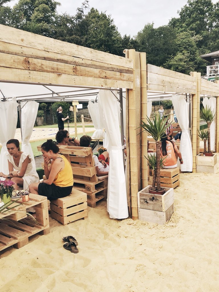 Weekend_in_Bath's tweet photo. @bathonthebeach have brought 80 tonnes of sand &amp; the Pura Vida vibe to the city today, with their launch. Head along to Victoria Park (home to the beach until Sept) for a frozen cocktail with the sand between your toes 🌴
#weekendinbath #bath https://t.co/mddyjABSqm