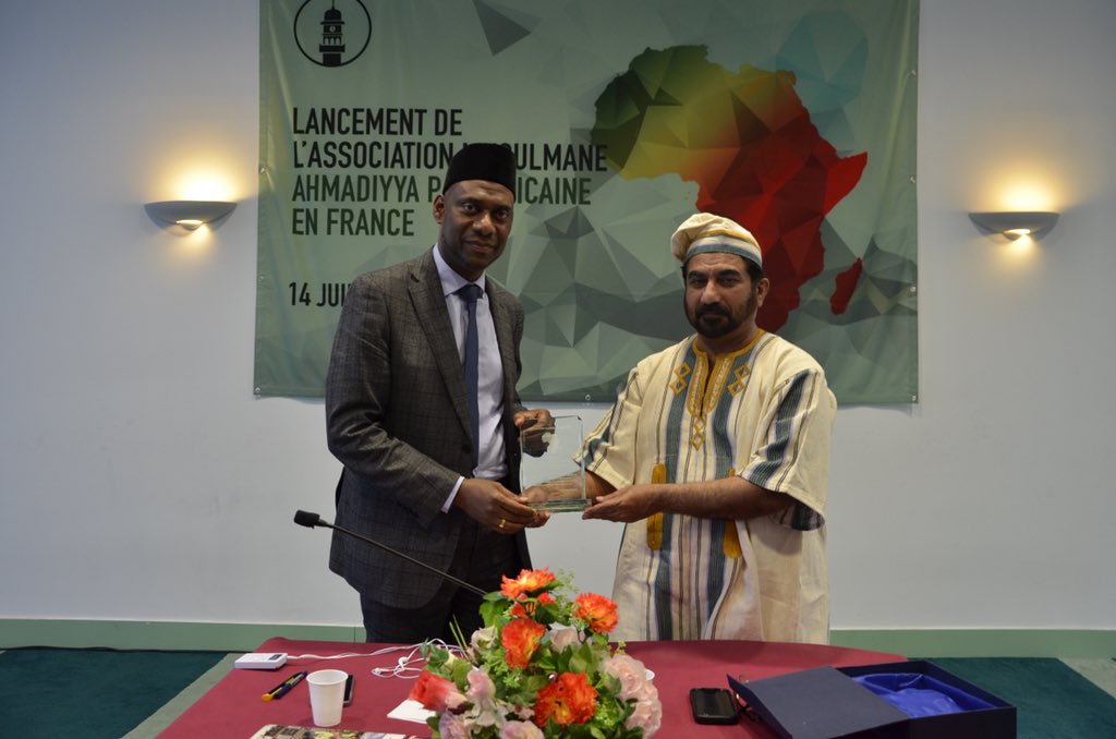 PAAMA_UK's tweet photo. A token of gratitude presented to #PAAMA_UK President Tommy Kallon Sahib in recognition of the instrumental role he played in the establishment of #PAAMA_France. https://t.co/KcVTIqQh1I