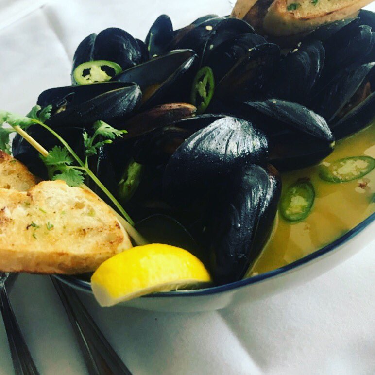 Come in from beach, boat, golf course - whatever to get some of our Thai Coconut Curry Mussels So good  you’ll drink the broth straight outta the bowl!  Pair it with an ice cold IPA or crisp Sancerre!  #turtlecovebarandgrille #mussels #thai #summerfood #patiodining #marblehead
