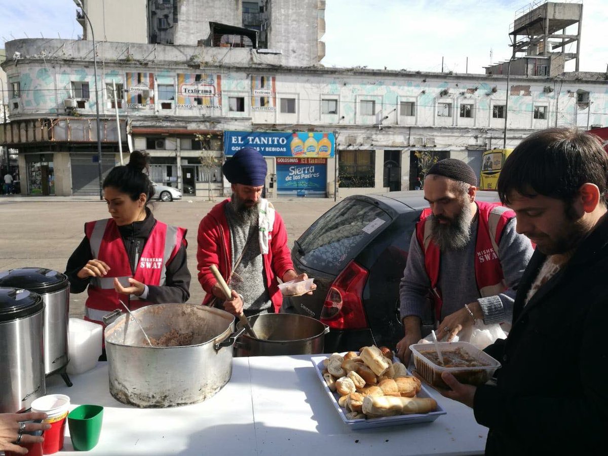 NishkamSWAT's tweet photo. NishkamSWAT outreach teams serving this week all over the UK and beyond. 
As the warm spell of weather continues, our teams are thinking out of the box to keep our homeless friends cool and hydrated.

We thank all our selfless volunteers for their tireless service 🙏🏽 #waheguru https://t.co/FzDKPObe07