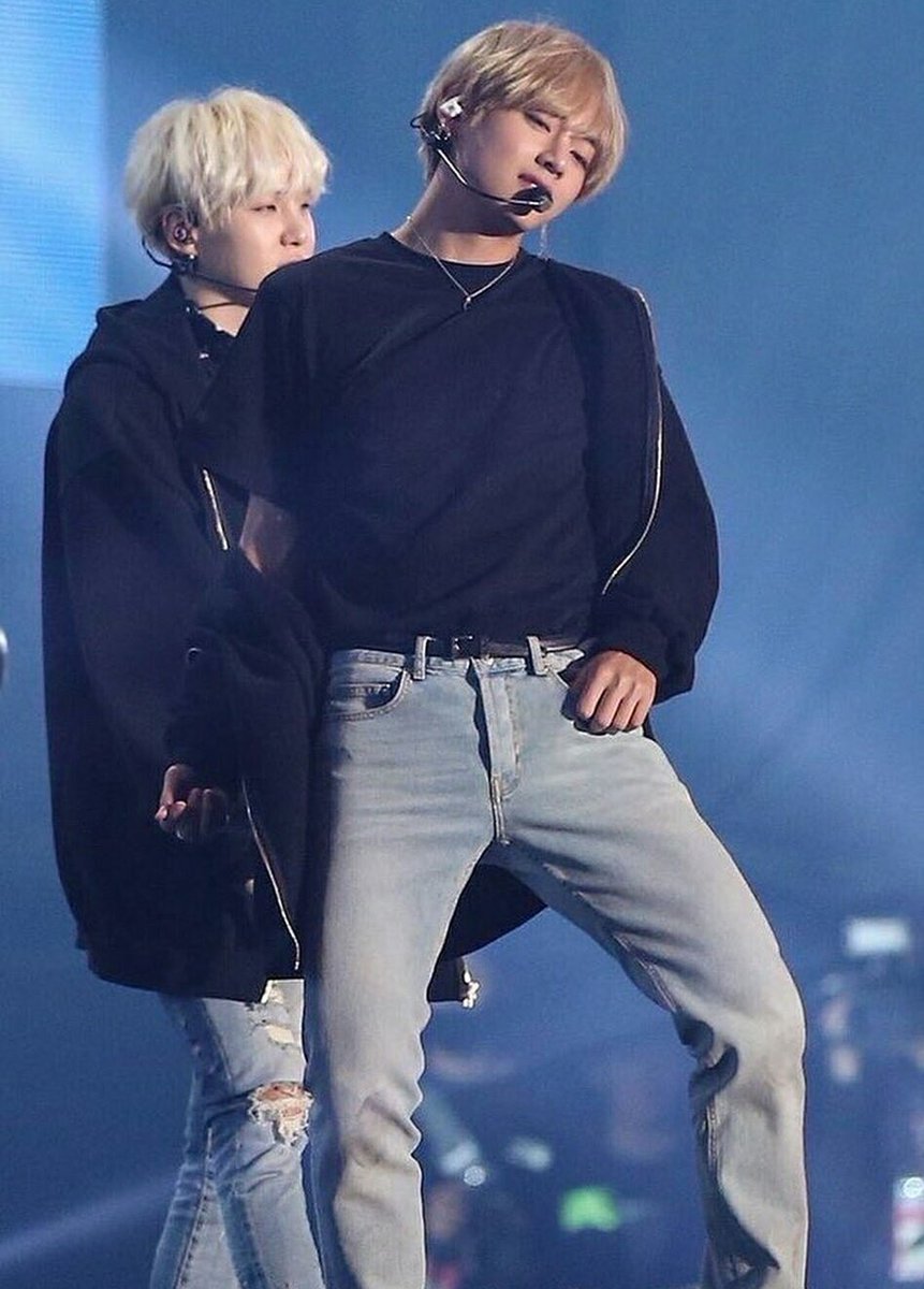 softrtae's tweet image. How can someone make some basic ass blue jeans and a black shirt look so good