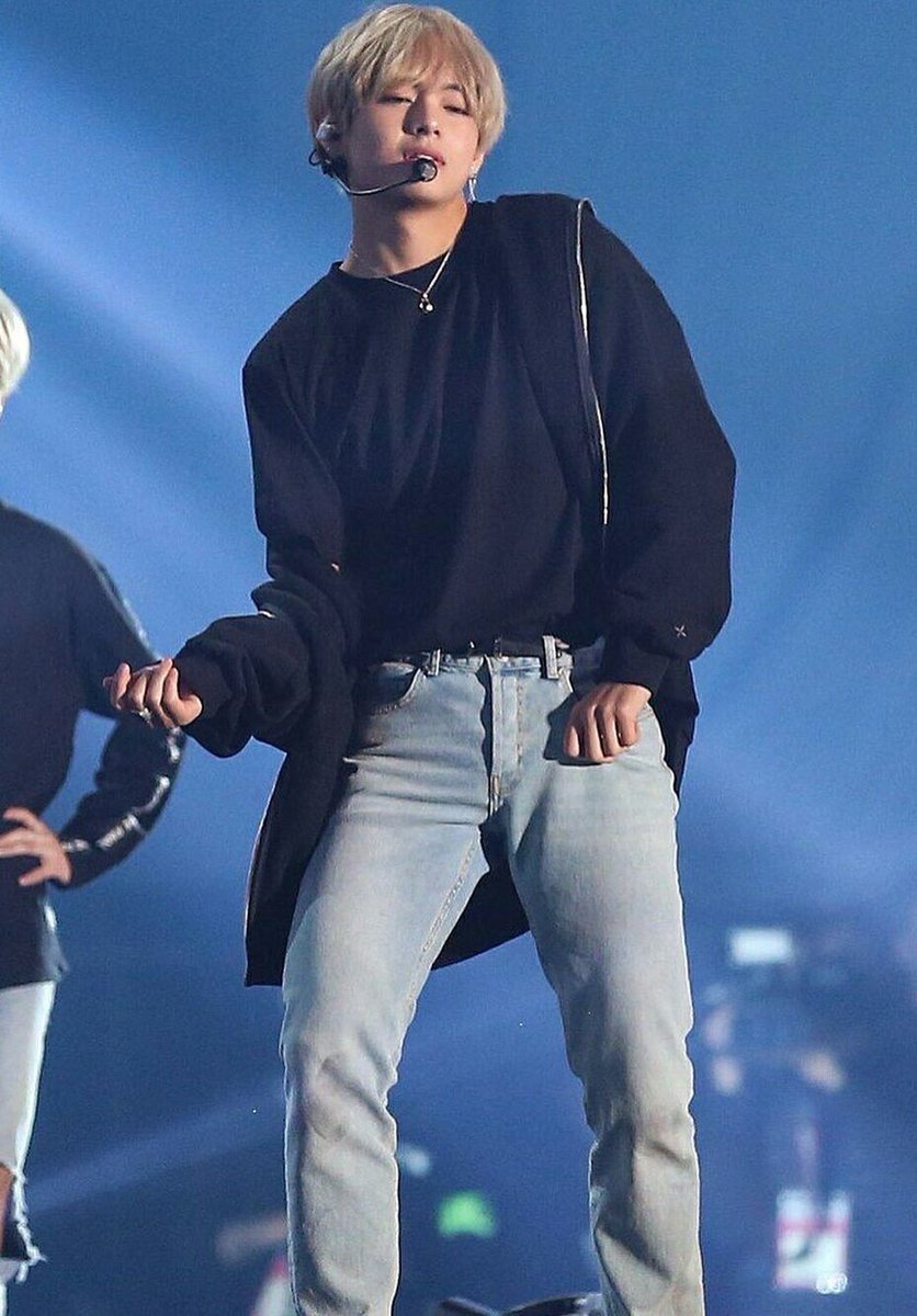 softrtae's tweet image. How can someone make some basic ass blue jeans and a black shirt look so good