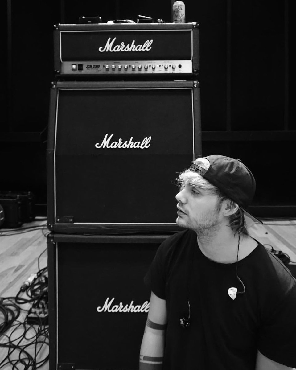 #MTVHottest 5SOS 

REPLY AND RETWEET TO VOTE!!