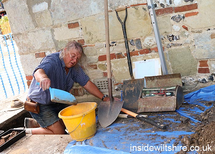 InsideWiltshire's tweet image. Lots of #archaeology fun this weekend at @SalisburyMuseum including a new #PhilHarding dig. Gallery: bit.ly/2zUJFb4 #FestivalofArchaeology #Salisbury