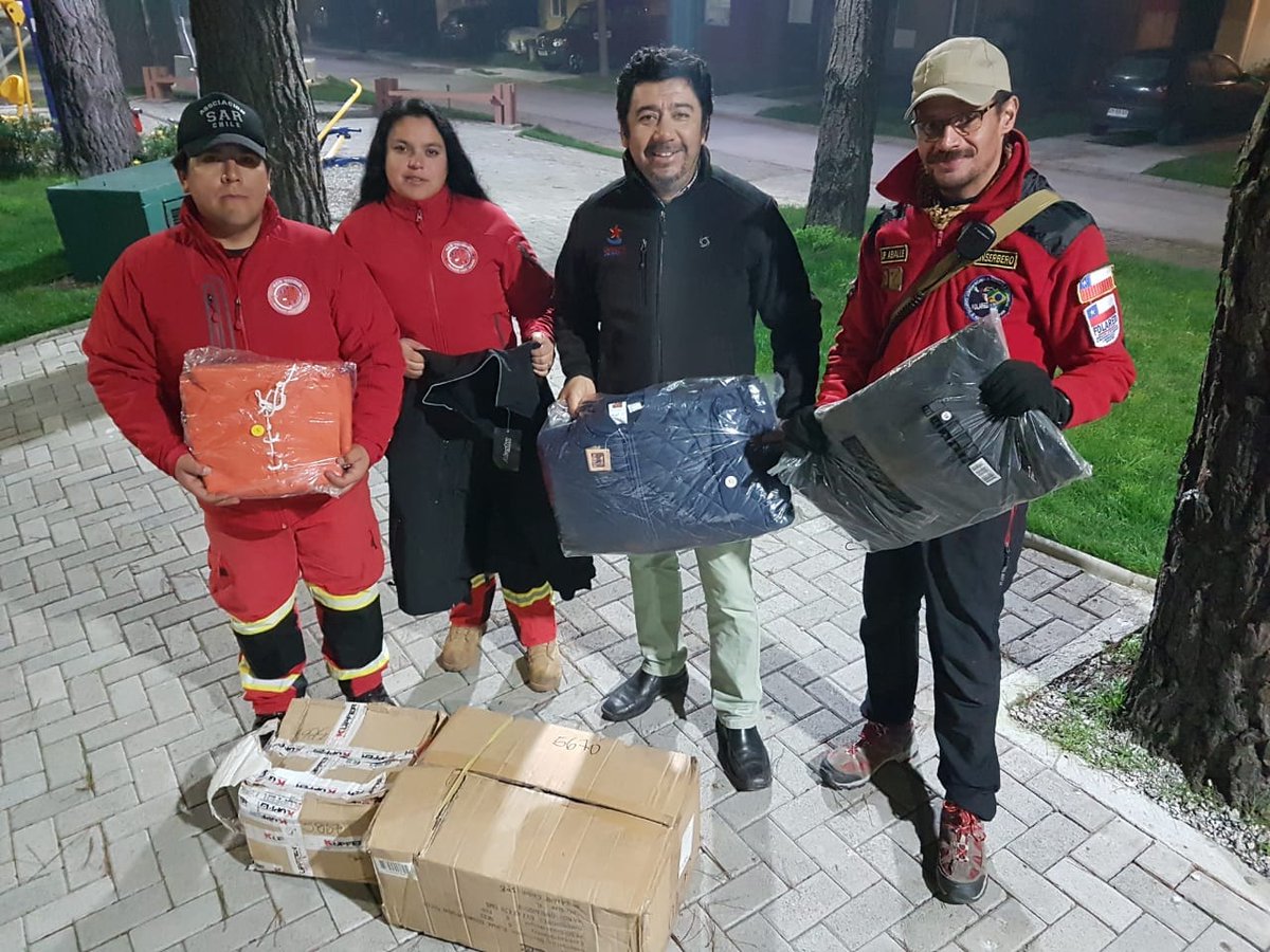 OctavaBioBio's tweet photo. Importante donación realizó grupo @DesafioChile a grupo @ong_sarbiobio quienes son parte del Staff de @InfoOctava. Trajes de agua, casacas softshell y pijamas termicos para los voluntarios de dicha organización, sobre todo en esta temporada invernal. Merecido👏 Felicitaciones! https://t.co/8U0EaNcRE3