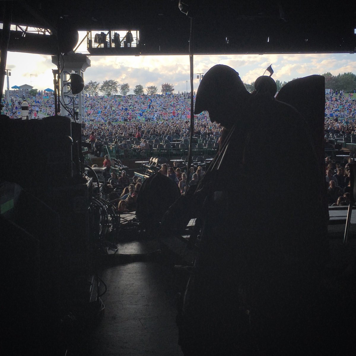 daveeggar's tweet image. Retweeted @cellogram99 (@cellogram99):

Dave Eggar warming up pre-show as the crowd gathers in Raleigh, NC. Fun show, GREAT crowd !!! 🤘🎶✨🙏#daveeggar #chuckpalmer #cellogram #cellogram99