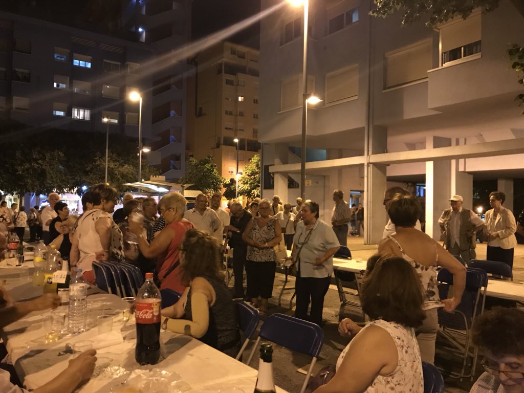 Compartint amb veïnes i veïns un any més la trobada de germanor a Can Deu. Un barri solidari i combatiu amb gran gent Eloi, Pepita, Pilar, Ester, Ana i tants altres