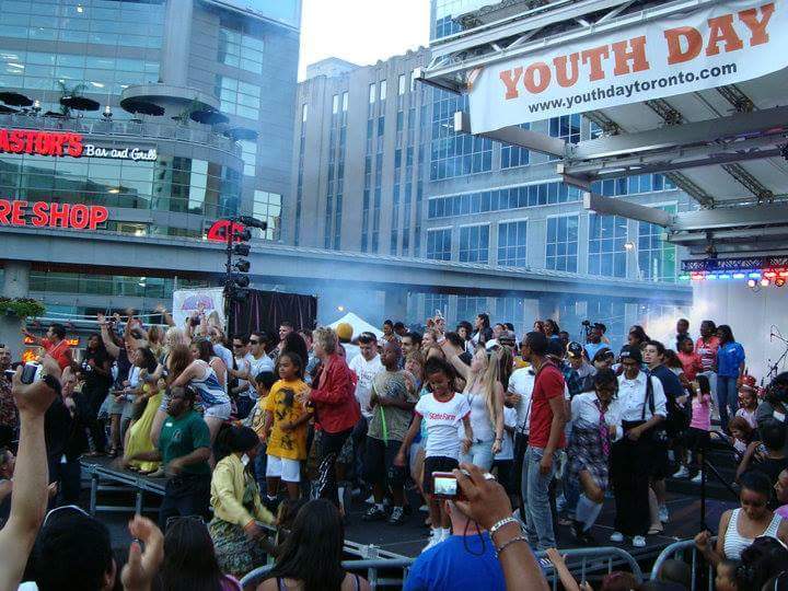 #Americagottalent #torontogottalent #canadagottalent  #torontoartists #letsdance #rockthemic #SHOWTIME. 🎤🎸🥁🎻🎺🎹 🎙 SHOWCASE YOUR  PASSION #TALENT #YD #YD2018 #YOUTHDAY #youthdayglobal Foodlovers #foodtruck venders got you,  satisfy your sweet teeth with sweet treats🍭🍨