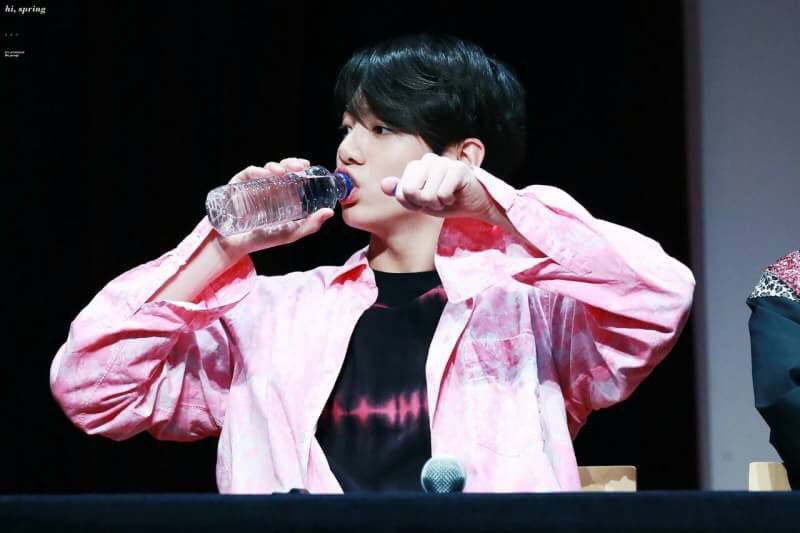 miara09592210's tweet image. 自己紹介

🐰00line(JK)

🐰グクよりのおるぺんです

🐰兵庫army

🐰フォロー100%返します

🐰キムチが大好きです！

🐰沢山絡んでほしいです！

#armyさんRTしてくれたらフォローする 
#ARMYと繋がりたい