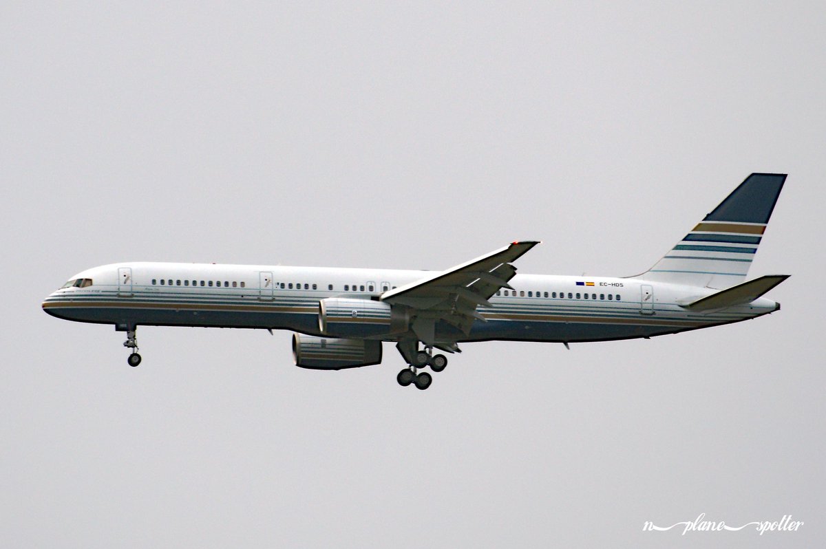 n_spotter's tweet photo. Privilege Style ✈️B757-200 🛫 BCN 🛬ZRH 🔻EC-HDS 🔺Age: 18 years 📸Zürich 📆21.07.2018
--------------------------------------------
#b757 #boeing #avgeek #aviationphotography
#boeing757 #zürichairport #rainyweather #privilegestyle #planespotting #n_plane_spotter #aviation https://t.co/xT5Rfl1V4X