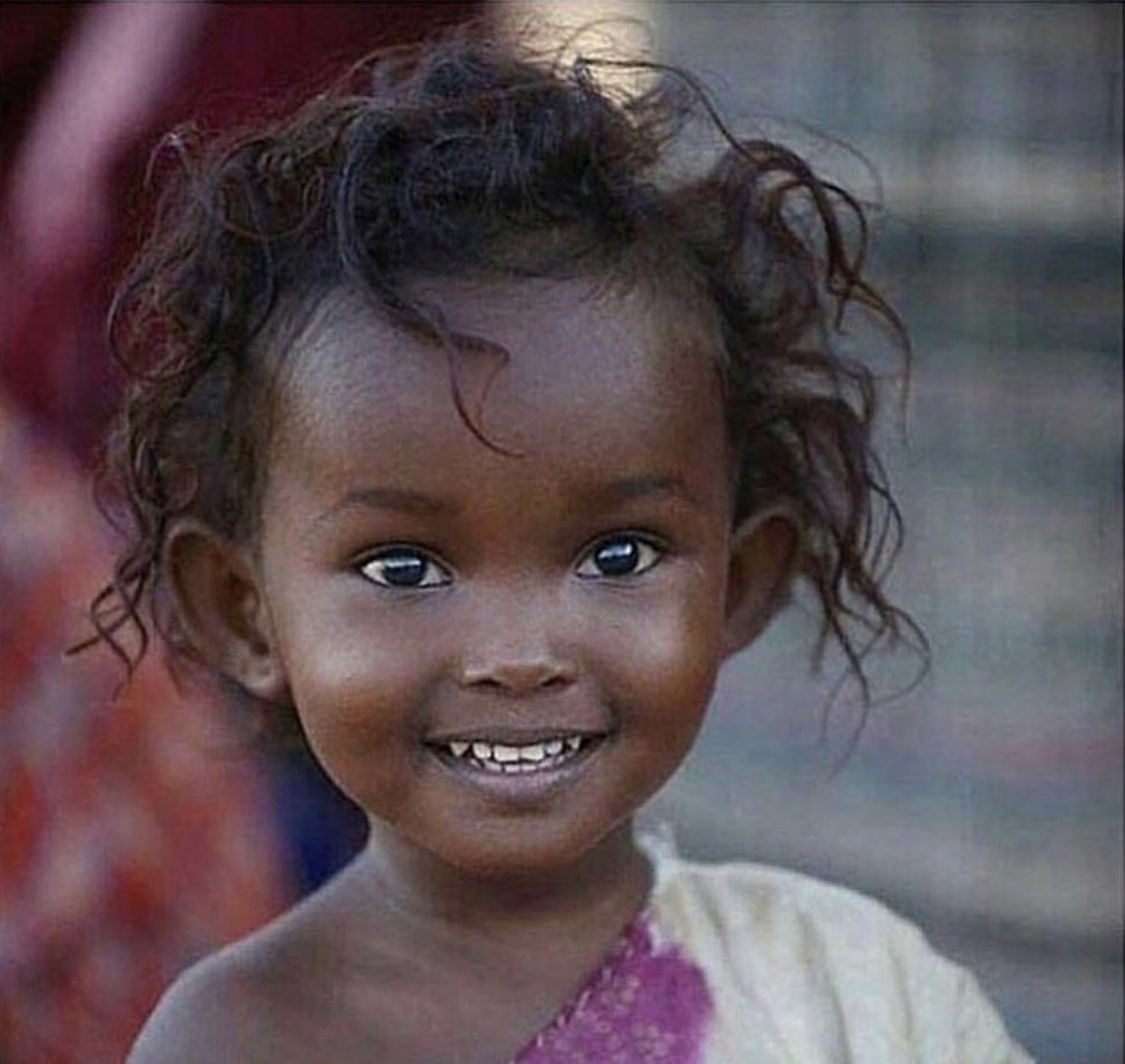 بدون عنصرية 
ان كنت تراها جميلة ضع لها❤️ وقل ماشاء الله