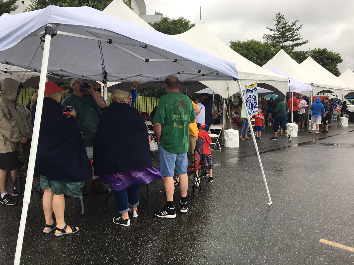 OSoInviting's tweet image. 68’ here @Phillies parking lot “E”...hay @Gabe Kapler bring the team over for a beer!!!