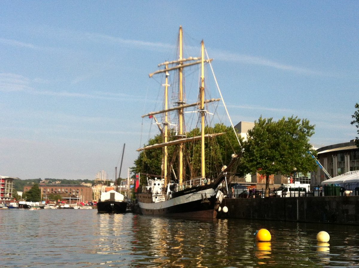 BCSRnewsfeed's tweet photo. commence au festival #SaturdayMorning #harbourfestival #rowingkeepsyougoing #tallship https://t.co/fnJuZnICaw