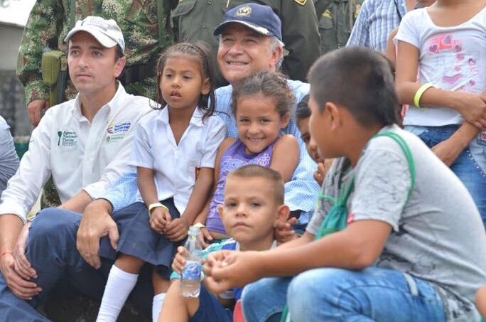 Gr_Naranjo's tweet photo. ¿Que si valió la pena haber trabajado por la paz?

En 2006 murieron 1.232 colombianos por minas antipersonal. 
En 2017 esa cifra cayó en un 96% y hoy sigue en descenso.

Valió la pena. Valió cada segundo https://t.co/hlIwwxOhZL