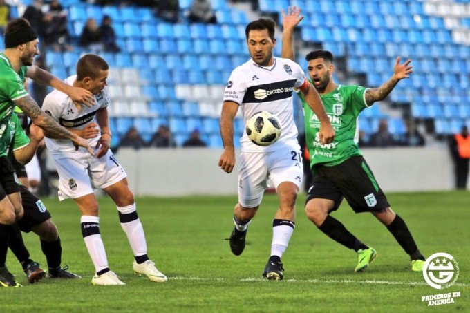 Hace una semana veíamos a Hazard tirando gambetas y hoy vemos a Rinaudo cayéndose solo. Ni el Peso se devaluó tanto.