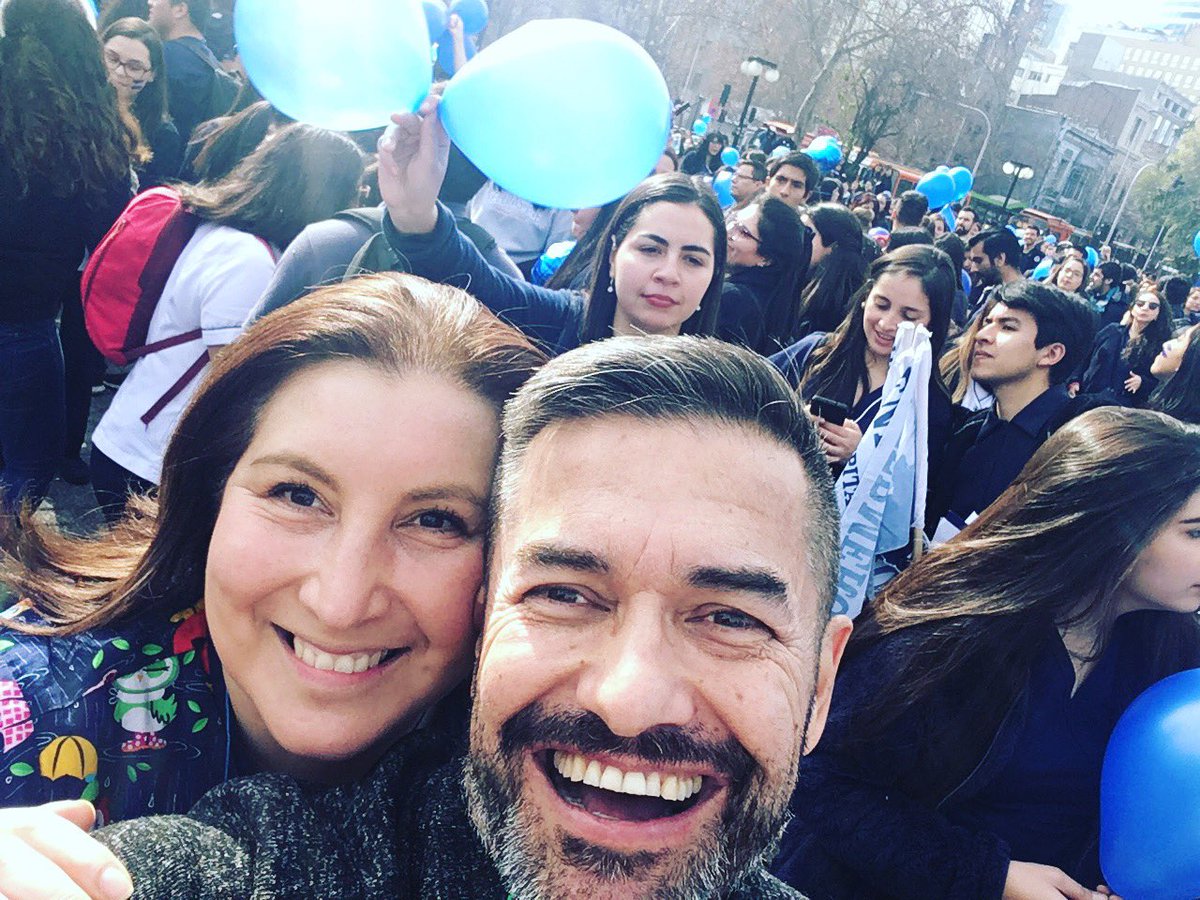_paulizu's tweet photo. Tremendo #Azulazo en Defensa de la Profesión. Gestión del Cuidado es Derecho Ganado. Como siempre con mi compañero en todas
#enfermeriaentodoelciclovital
#YoTeCuido https://t.co/TdYbAjVHXu
