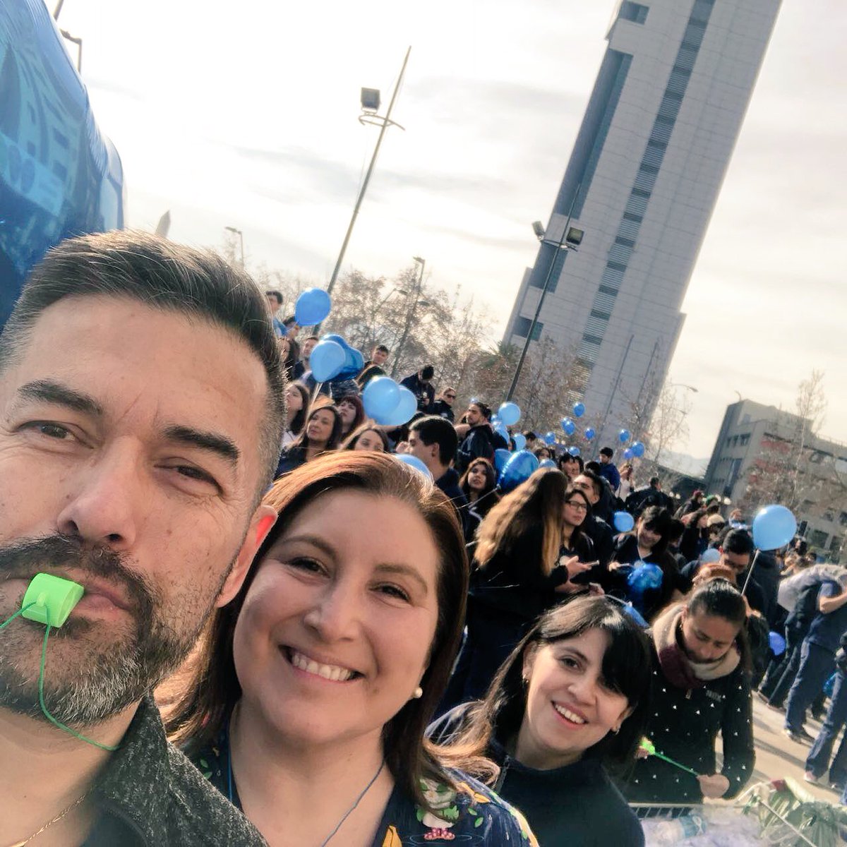 _paulizu's tweet photo. Tremendo #Azulazo en Defensa de la Profesión. Gestión del Cuidado es Derecho Ganado. Como siempre con mi compañero en todas
#enfermeriaentodoelciclovital
#YoTeCuido https://t.co/TdYbAjVHXu