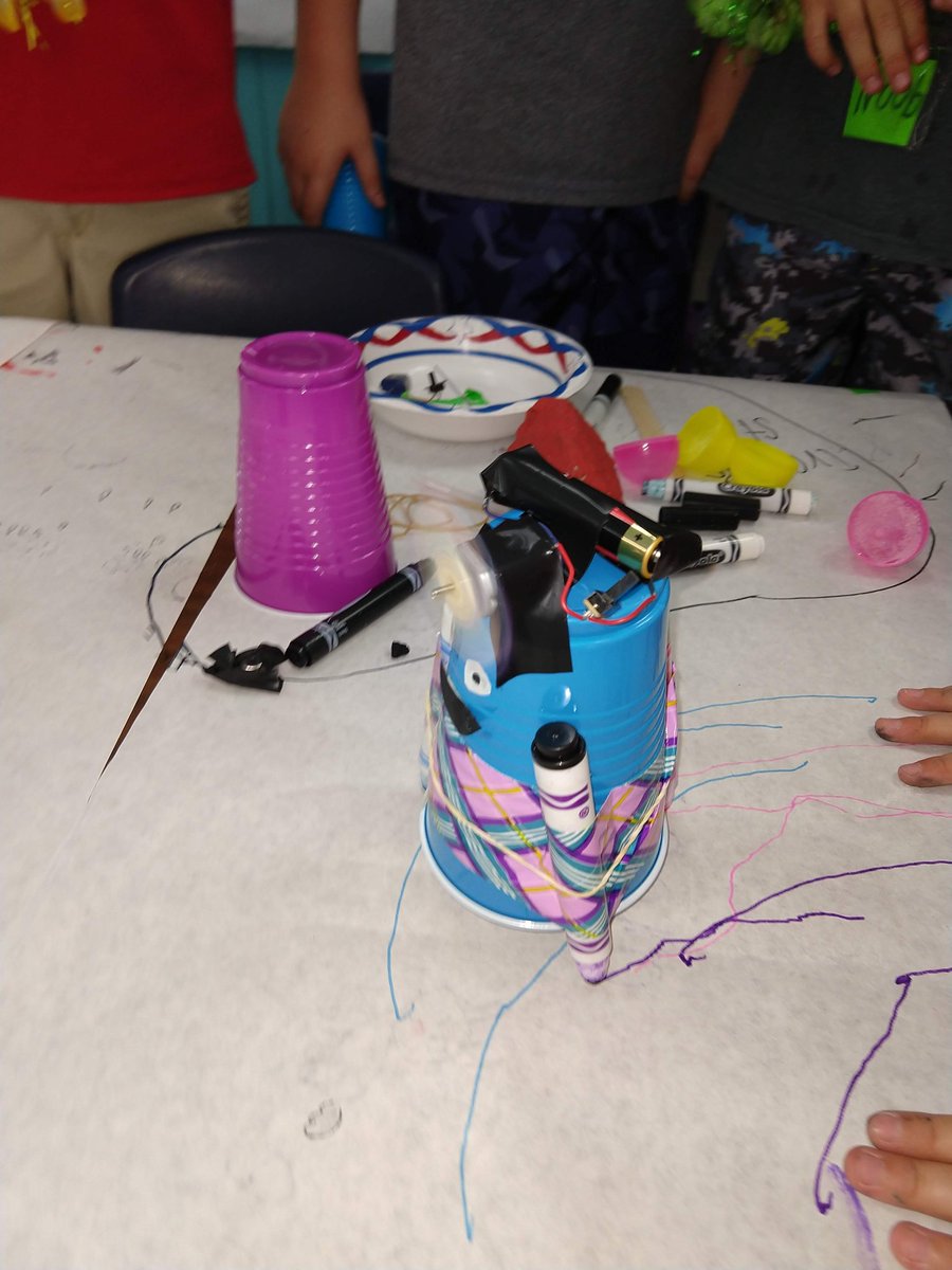 determan_k's tweet image. #WSDsummerSTEAM was a blast! Friday saw campers demonstrate and showcase their week of fun. #maketolearn #edtech #STEAMedu #STEMeducation