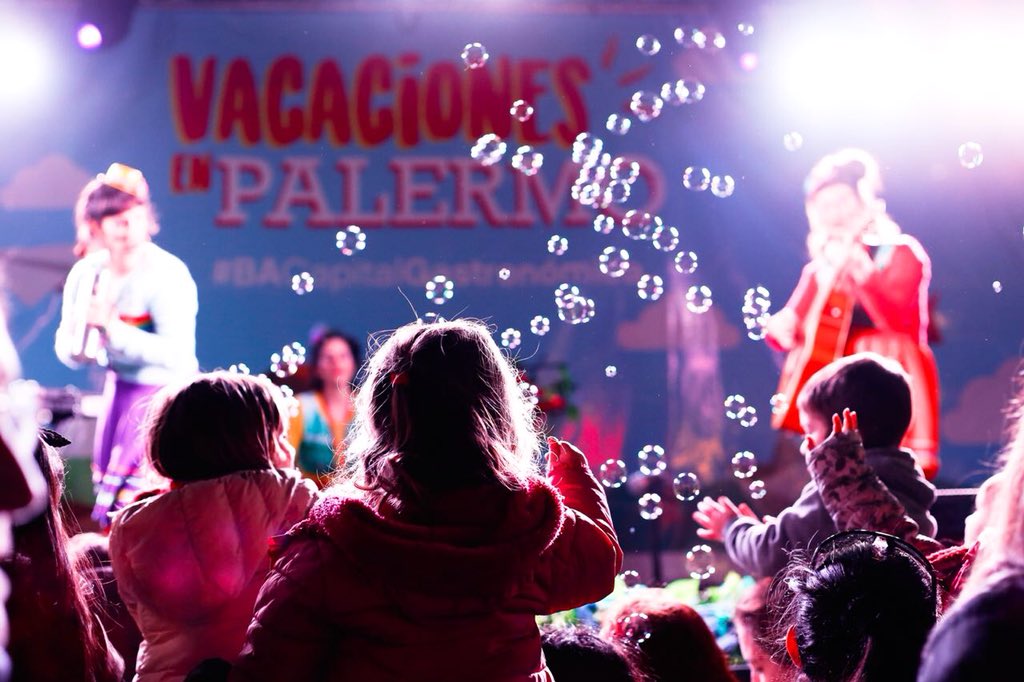 hipalermo's tweet photo. Así cerramos el sábado de Vacaciones en Palermo ✨
•
Mañana te esperamos desde las 12hs para disfrutar los shows y la comida riquísima.
•
🎟 #entradalibreygratuita
#vacacionesdeinvierno #juegosdechicos #ecobici #reciclab https://t.co/7PziUGh2JQ
