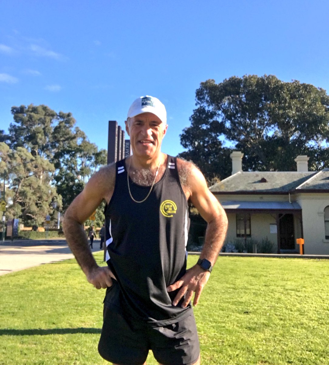 KeepPunchin's tweet photo. The loneliness of a long distance runner. Cracking morning for #sundayrunday just the same! A couple of laps at a leisurely pace will do. #aloneagain #itmustbewinter #thentherewasone #theTan #evidence #ouioui https://t.co/YzrCtgrhj6