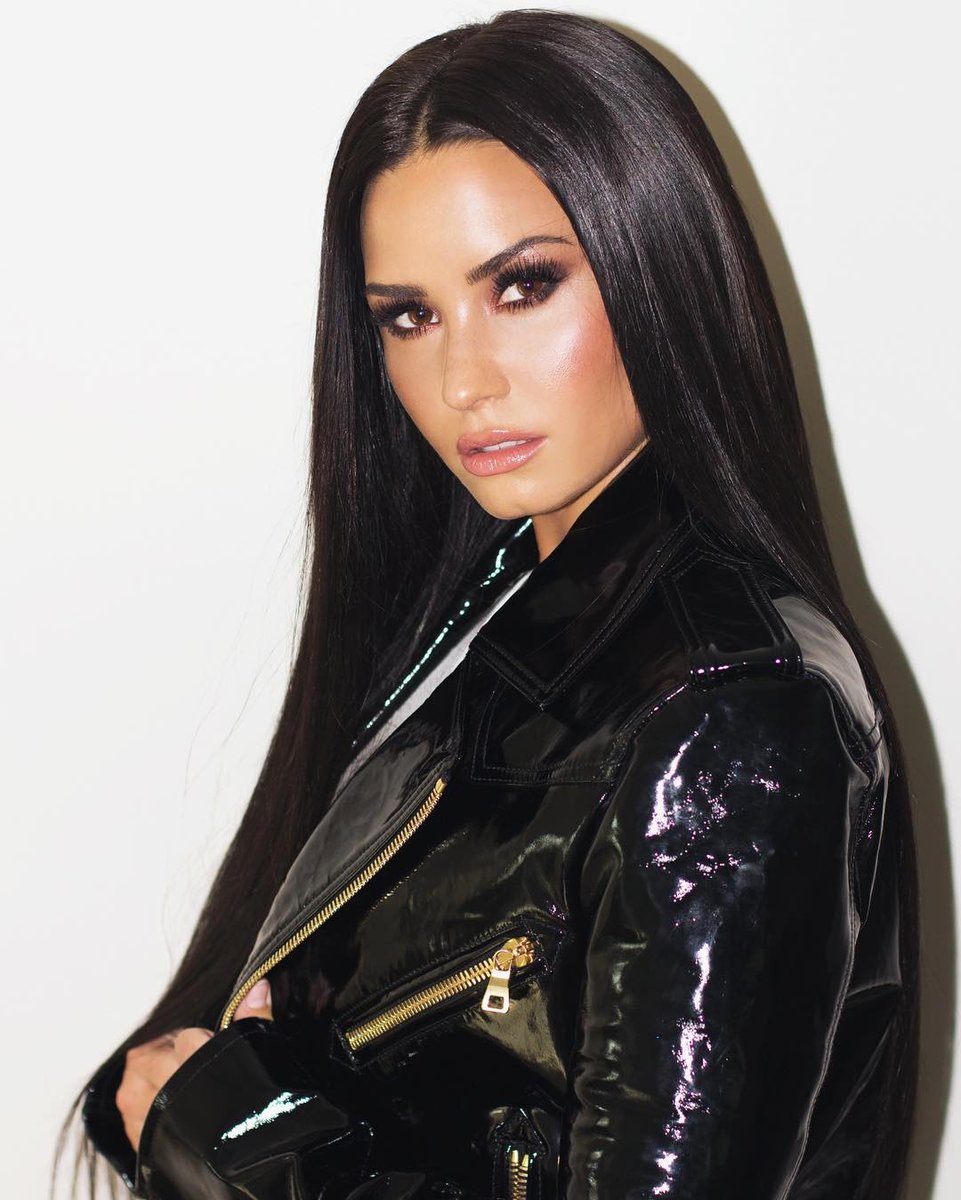 mutiraolovatic's tweet photo. TERCEIRA META: DUZENTAS E CINQUENTAS respostas em até NOVE minutos!! Vamos lááá!

#MTVHottest Demi Lovato https://t.co/tHkfodRv0C