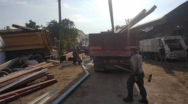 isigmeclisi's tweet photo. Muğla'da #İşCinayeti
Sanayi Sitesi Erba Makine İşletmesi önünde forkliftle 10 metre uzunluğundaki çatı demirlerini kamyona yüklediği sırada kayan demirin altında kalan işçi Ali İhsan Karakoç yaşamını yitirdi... https://t.co/qdqwxKenS6