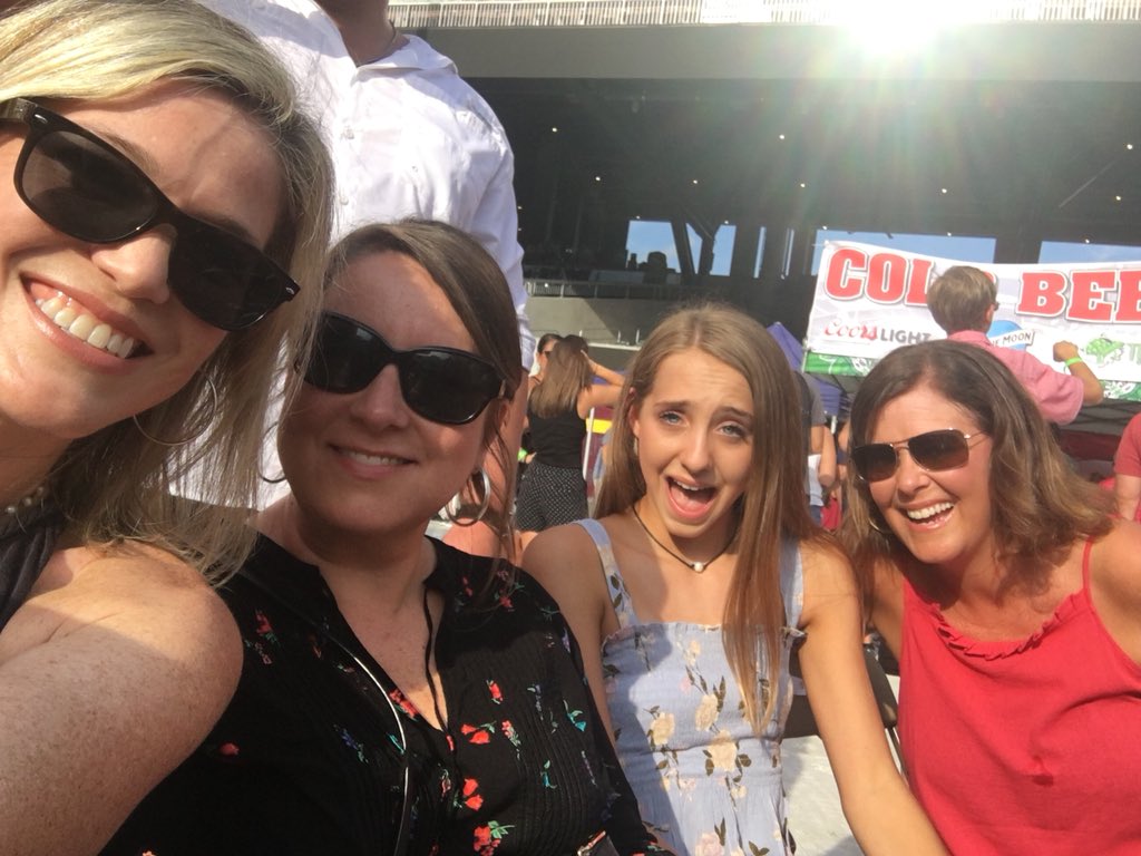 triciatellen's tweet photo. With 40,000 plus people to see @HootieTweets @Jason_Aldean @lukecombs at #SunTrustField #hotlanta #bravescountry #summer2018 https://t.co/3bZRCL0cti