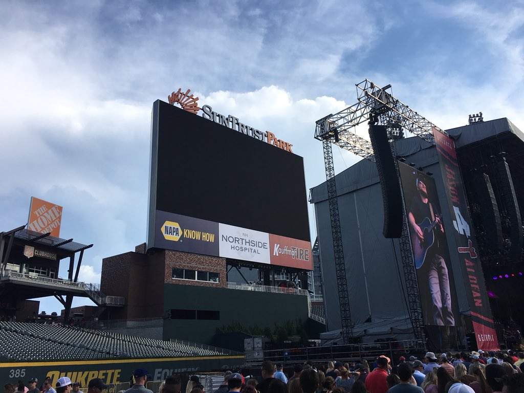 triciatellen's tweet photo. With 40,000 plus people to see @HootieTweets @Jason_Aldean @lukecombs at #SunTrustField #hotlanta #bravescountry #summer2018 https://t.co/3bZRCL0cti