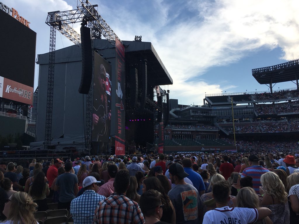 triciatellen's tweet photo. With 40,000 plus people to see @HootieTweets @Jason_Aldean @lukecombs at #SunTrustField #hotlanta #bravescountry #summer2018 https://t.co/3bZRCL0cti