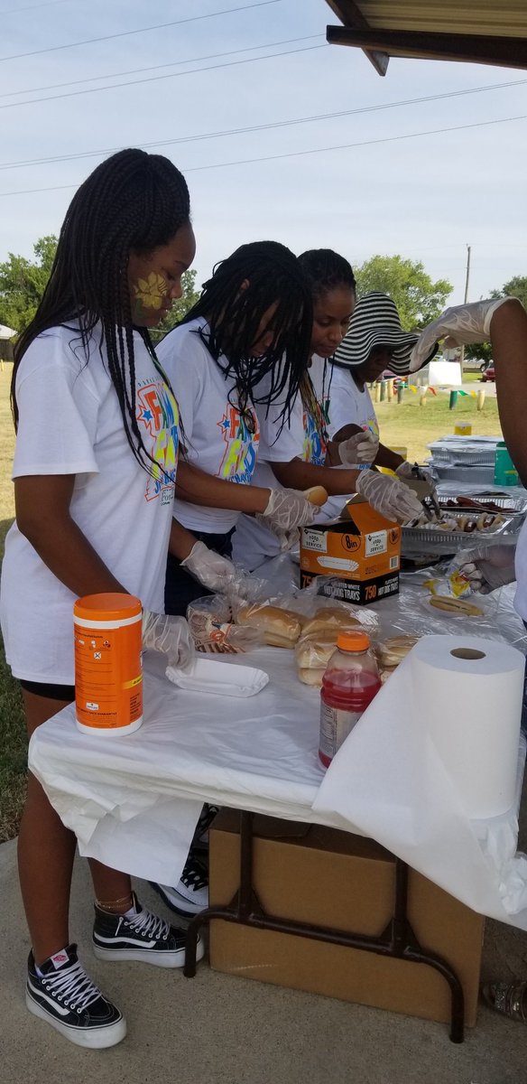LoraBMacaulay's tweet photo. Thank you, Forest Hill and Commissioner Brooks, for your support to our community.  Everman Collegiate High School appreciates you!  Keep doing what you do!  #evermancollegiategivesback @EvermanCHS @RoyCBrooks @EvermanISD @EvermanNHS https://t.co/hShqWALY6c