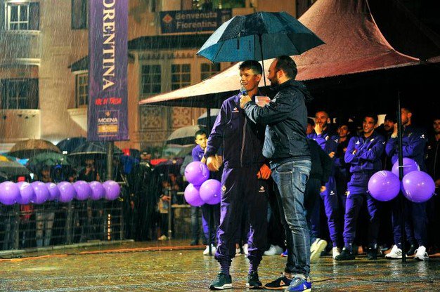 Fiorentinaaraby's tweet photo. كريستيان نورجارد: أنا سعيد للغاية أن أكون هنا أخيرًا.
جيرسون: أنا سعيد جدًا لوجودي هنا ، أريد أن أشكركم جميعًا مشجعي فيورنتينا.. فورزا فيولا.. وحظ سعيد لنا.
#Fiorentina ⚜️
#Moena2018 🏔️ https://t.co/dwKUYpvVMS
