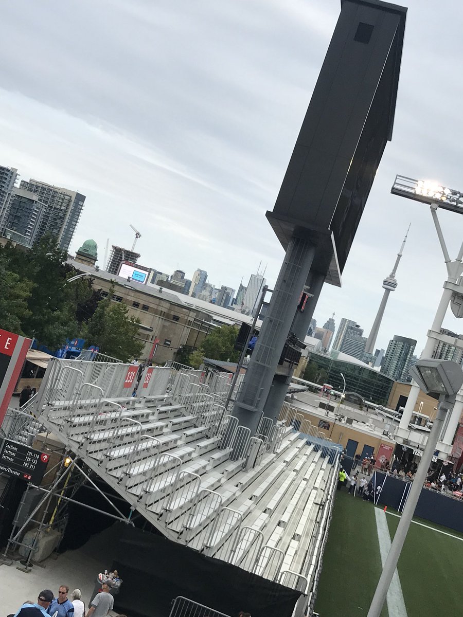 There’s still 2 minutes left... where you going? .. and the band didn’t play on. #wedontleaveinthe4thqtr #Argos