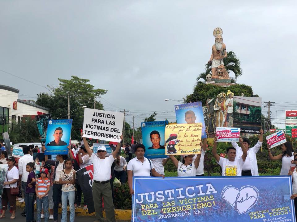 lestherc13's tweet photo. #Masaya exige justicia para las victimas del terrorismo ocasionado por grupos de la derecha en su intento de "golpe suave" en #Nicaragua, a la vez que se demanda #DDHH para todos

@VivaNicaragua13
#NicaraguaQuierePaz 
@tuiteros_vzla 
@CIDH 
@Almagro_OEA2015 https://t.co/g0nJtzYP9n