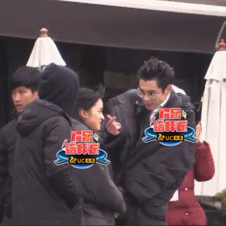 This was from MG set  but I don't know if Didi's gesture here where part of the drama or that is Dylan's Finger Heart to Shen intentionally  i think they came from an argument here and he have to tame the mood of his girl hehe 