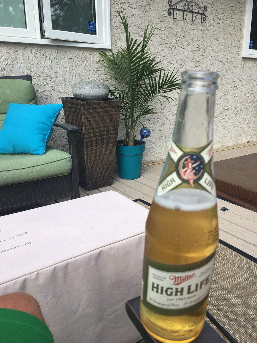gillyboy17's tweet photo. Liquid gold @greghutchings25 #champagneofbeers #molsoncanada #bringmoretoCanadapls https://t.co/4fCHTCdghO