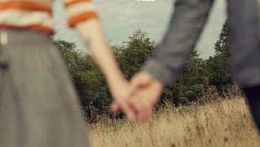 مُنذ أول ضحكة رأيتها على وجهه همس لي قلبّي نحن على وشك الحياة...