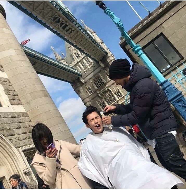 Back in London, Yue yue did assisted Didi having his haircut just so you know Yue did also have her hair cut here  They always do things together 