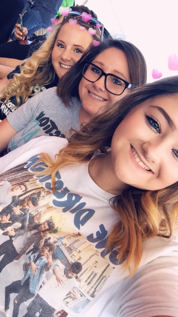 walkerdayla's tweet image. Have seen 1D for every tour! Now it’s time to see my boy!! #AMPLiveFeed #FlickerWorldTourRogers